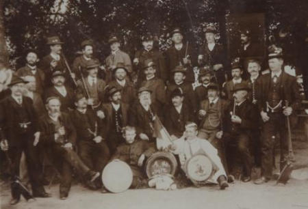 die Alt-Schützengesellschaft Fridolfing (Aufnahme von 1913)